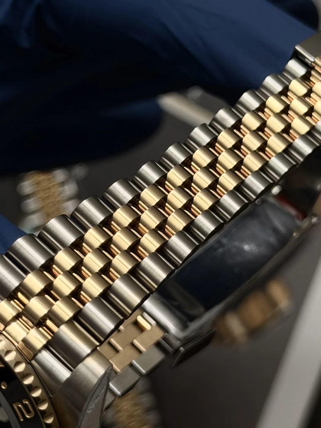 Macro detail of a two-tone yellow gold jubilee bracelet